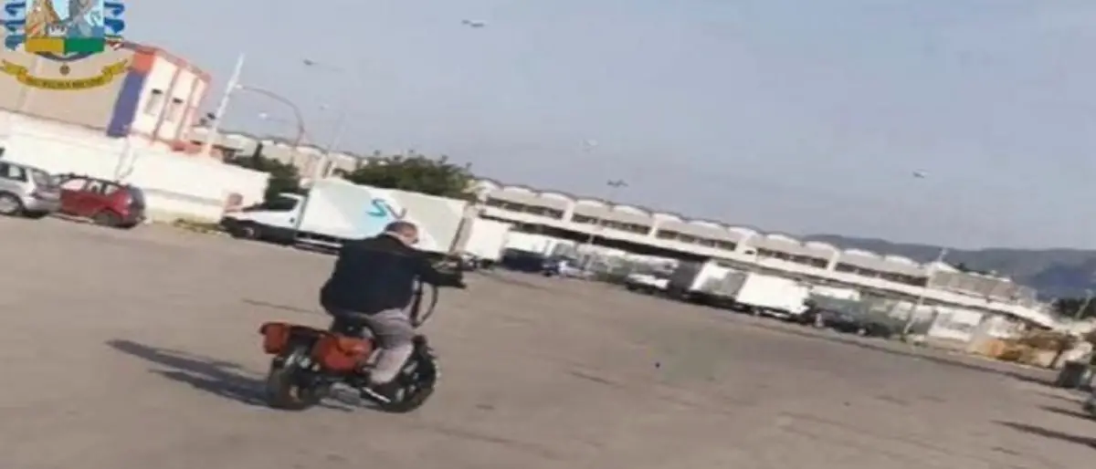 Falso cieco arrestato in Sicilia, passeggiava in bici e aveva anche rinnovato la patente