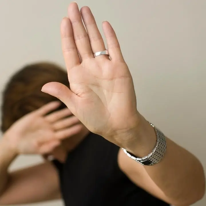 Cosenza: aggredisce la moglie, la figlia chiama la polizia e lo fa arrestare