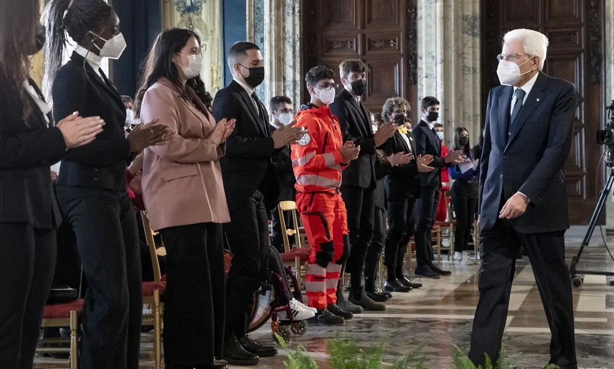 Alfieri della Repubblica, Mattarella consegna il premio a due scuole e a due giovani calabresi