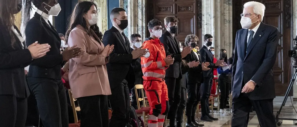 Alfieri della Repubblica, Mattarella consegna il premio a due scuole e a due giovani calabresi