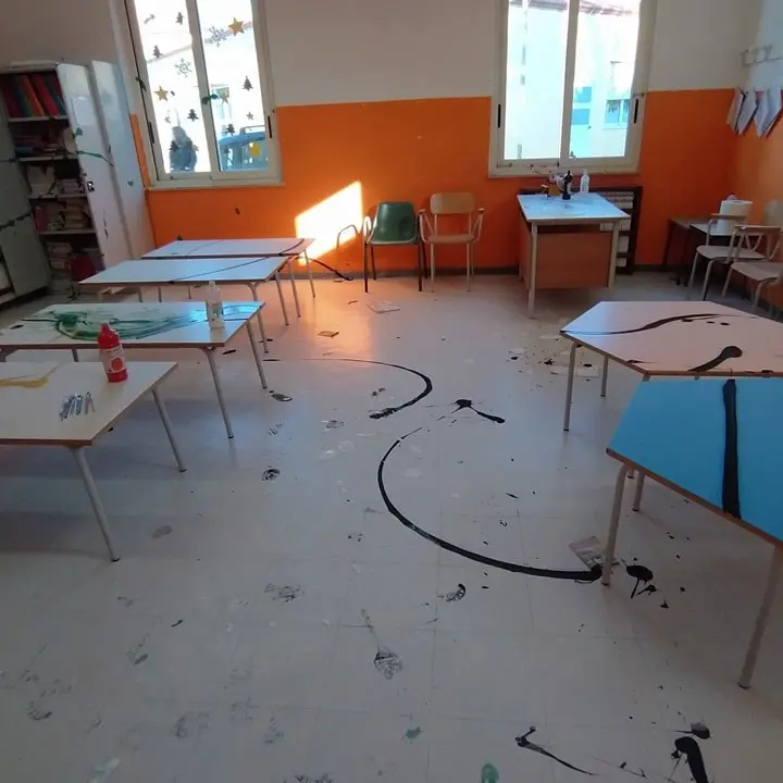 Isola Capo Rizzuto, ancora vandalismo nelle scuole: arrivano le ronde di sicurezza