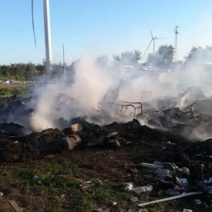 Tragedia a Foggia, due fratellini di 2 e 4 anni morti in un incendio scoppiato nel campo nomadi
