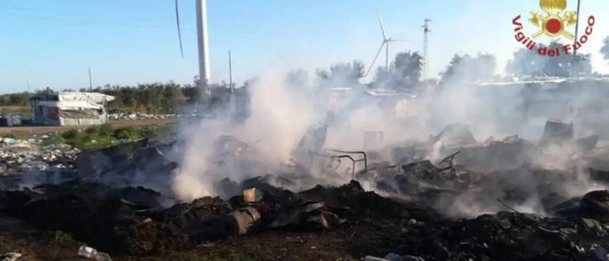 Tragedia a Foggia, due fratellini di 2 e 4 anni morti in un incendio scoppiato nel campo nomadi