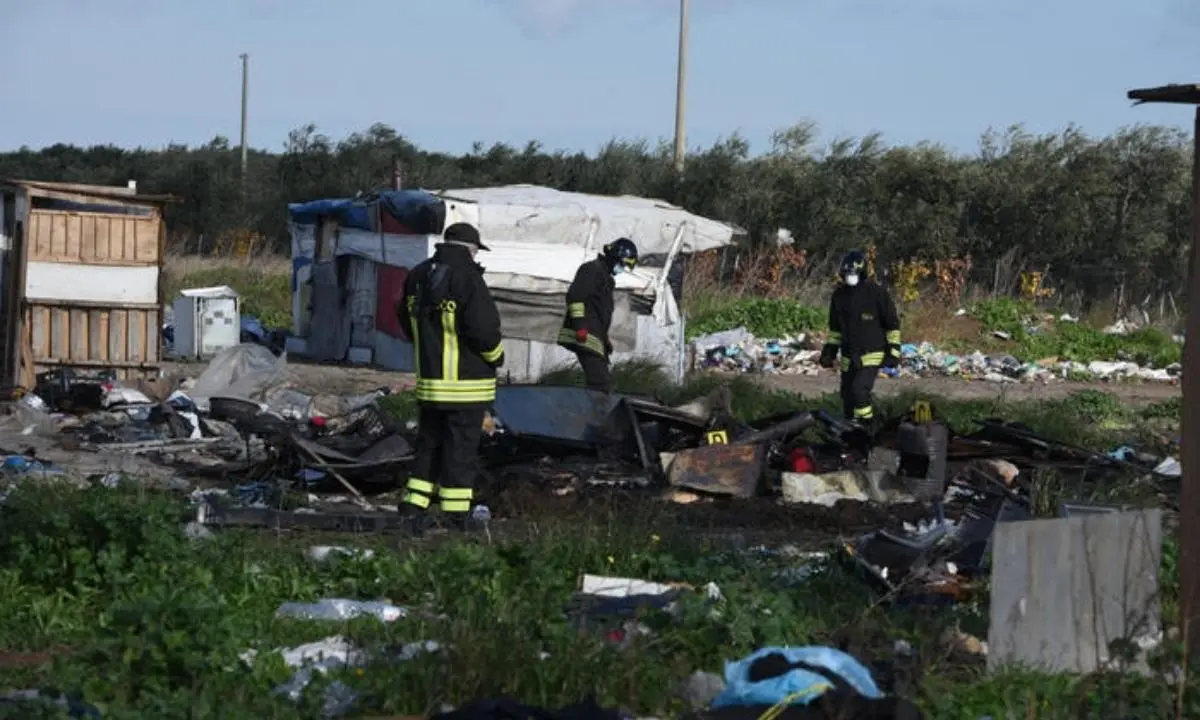 Tragedia a Foggia, incendio in un campo nomadi: morti due fratellini di 2 e 4 anni