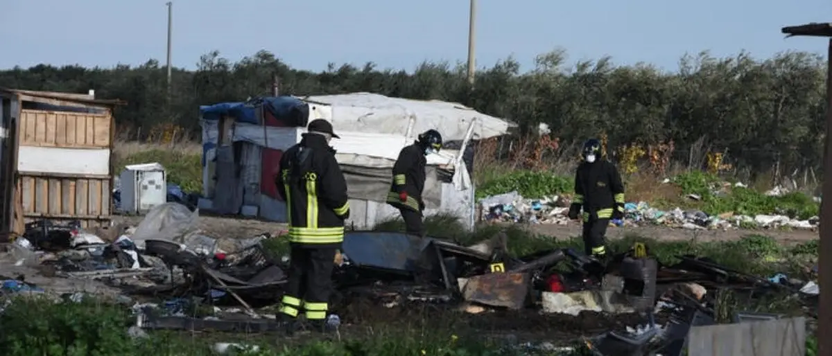 Tragedia a Foggia, incendio in un campo nomadi: morti due fratellini di 2 e 4 anni