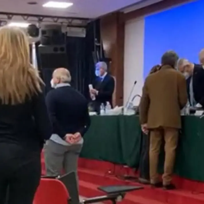 «Vergogna, mafiosi», blitz dei medici no vax all’assemblea dell’ordine: volano insulti e spintoni