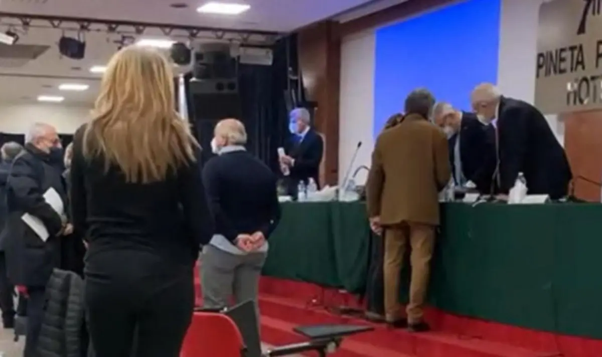 «Vergogna, mafiosi», blitz dei medici no vax all’assemblea dell’ordine: volano insulti e spintoni