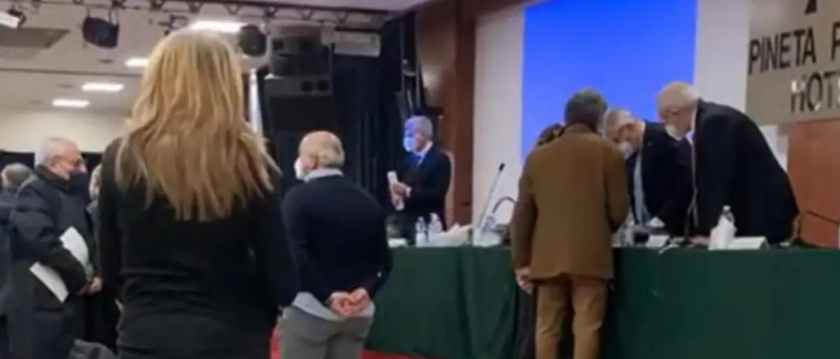 «Vergogna, mafiosi», blitz dei medici no vax all’assemblea dell’ordine: volano insulti e spintoni
