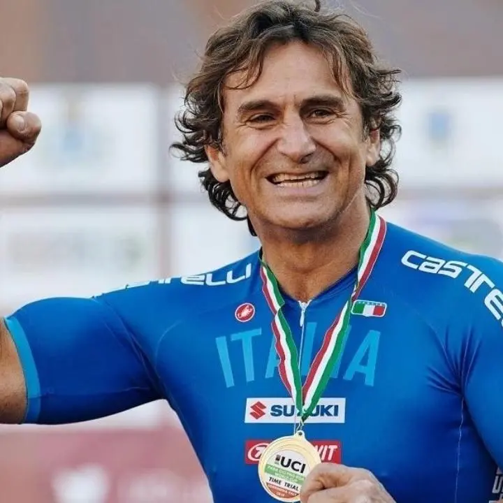 Alex Zanardi ha lasciato l’ospedale, l’annuncio della moglie: «È tornato a casa con noi»