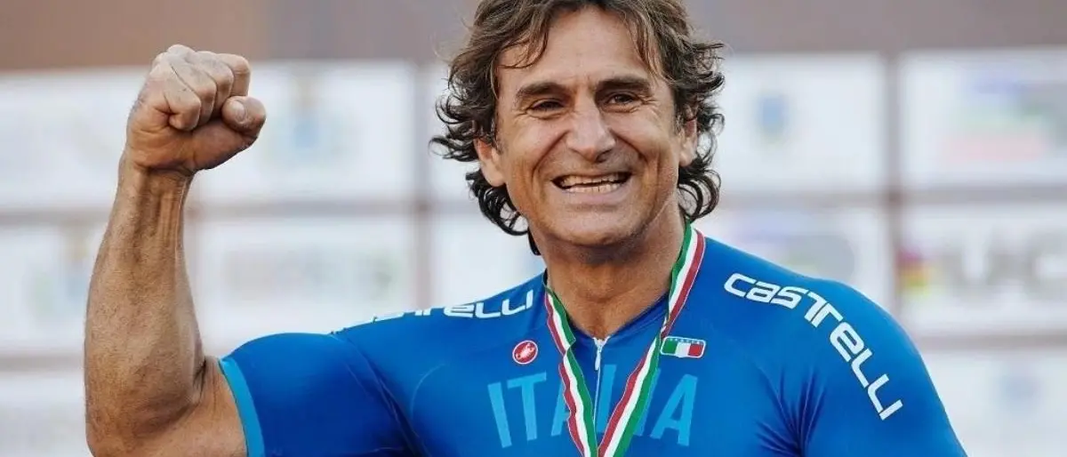 Alex Zanardi ha lasciato l’ospedale, l’annuncio della moglie: «È tornato a casa con noi»