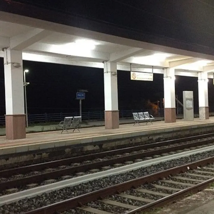 Massi sui binari lungo linea ferroviaria tra Rosarno e Reggio Calabria: stop ai treni
