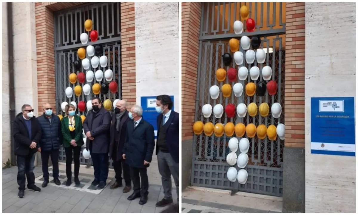 A Vibo Valentia inaugurato un albero di Natale fatto di caschi per la sicurezza sul lavoro