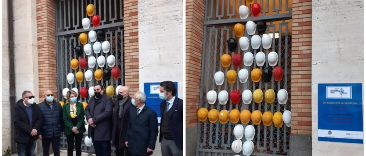 A Vibo Valentia inaugurato un albero di Natale fatto di caschi per la sicurezza sul lavoro