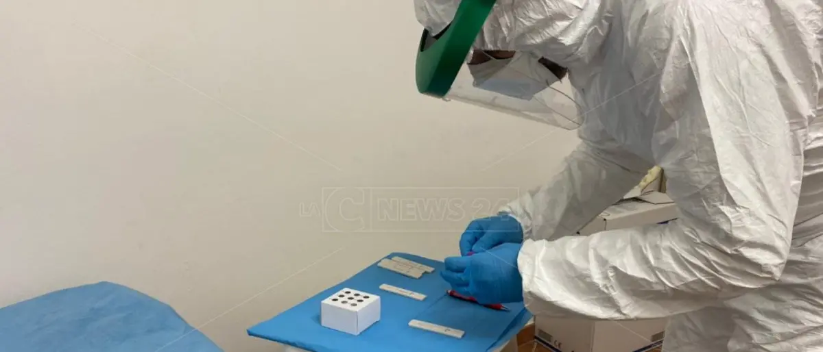 Segregati in casa con il Covid: in cinque attendono da 10 giorni il tampone ma l’Asp di Vibo non si vede