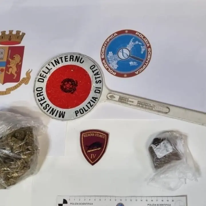 Sfreccia sulla Ss 106 con la droga a bordo dell’auto: arrestato un 50enne
