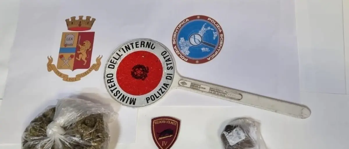 Sfreccia sulla Ss 106 con la droga a bordo dell’auto: arrestato un 50enne