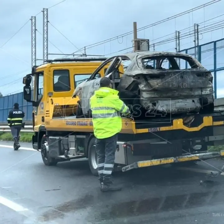 Pizzo, automobile in fiamme sull’A2: viabilità ripristinata in direzione Sud