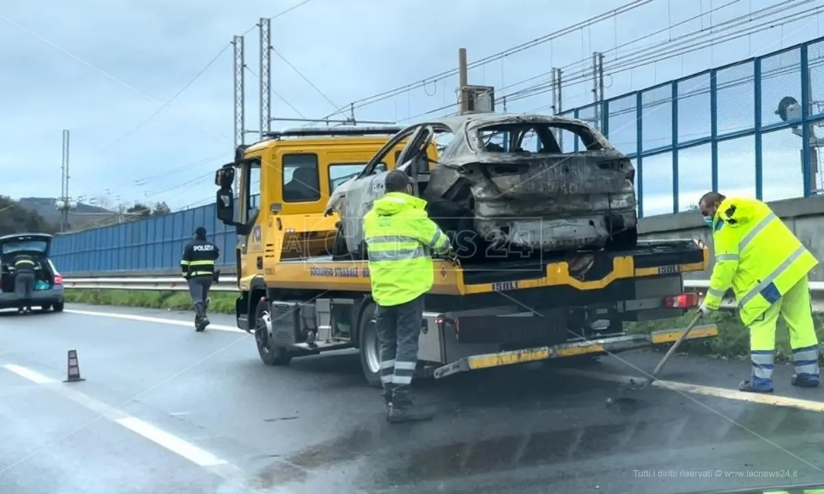 Pizzo, automobile in fiamme sull’A2: viabilità ripristinata in direzione Sud