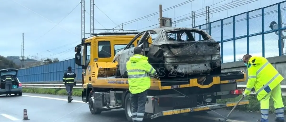 Pizzo, automobile in fiamme sull’A2: viabilità ripristinata in direzione Sud