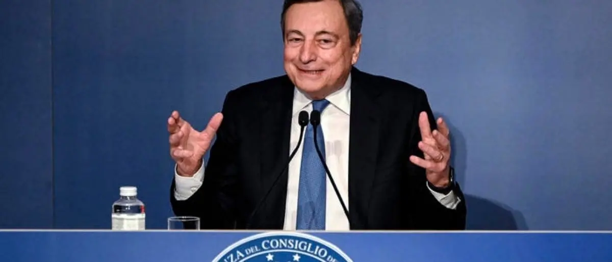 Draghi tira le somme del 2021 e guarda al Quirinale: «Obiettivi centrati su Pnrr e lotta al Covid»