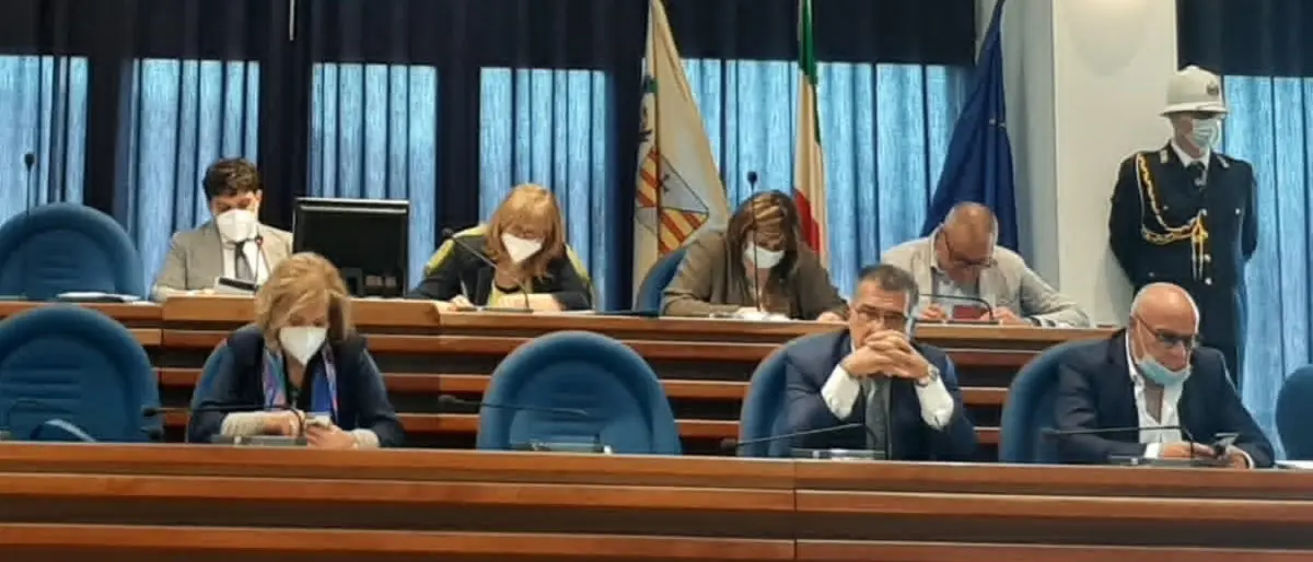 Catanzaro, rissa sfiorata in Consiglio comunale: Longo e Costanzo arrivano quasi alle mani