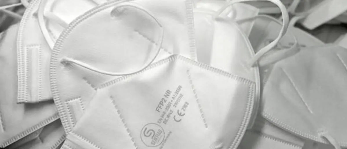 La variante Omicron cresce in Italia, i presidi: «Mascherine Ffp2 nelle scuole per prevenire il contagio»