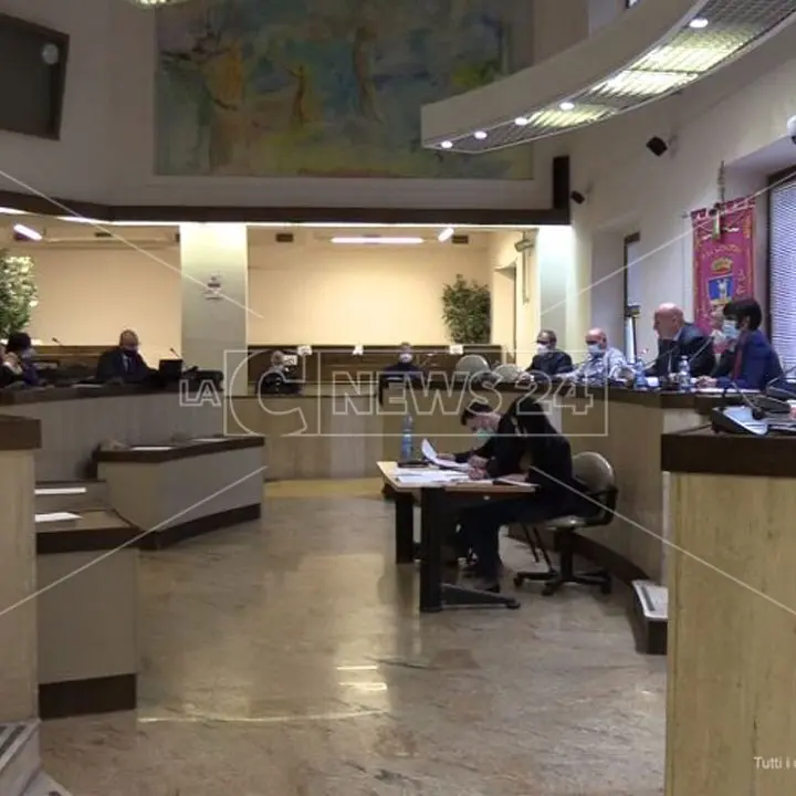 Crotone, il centrodestra chiude le porte a Voce: «Non reggeremo la maggioranza, si dimetta»