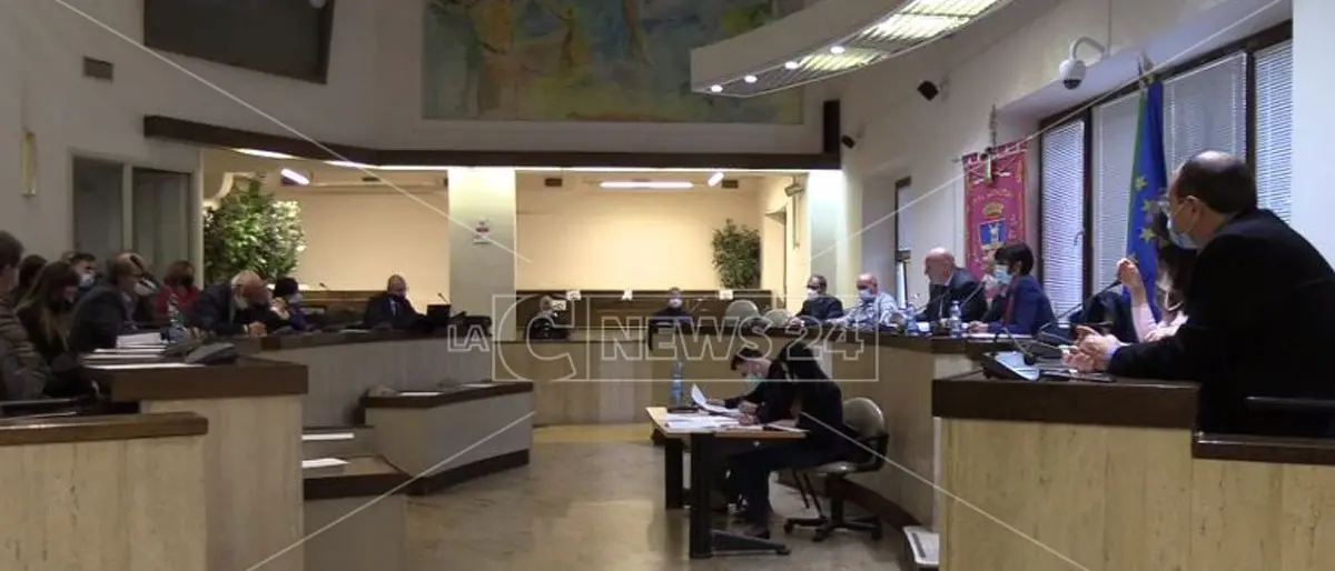 Crotone, il centrodestra chiude le porte a Voce: «Non reggeremo la maggioranza, si dimetta»