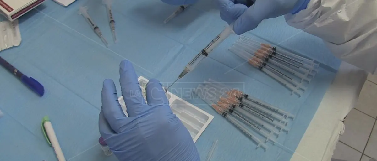 Vaccini, dosi anche per la fascia 16-17 anni dal 27 dicembre: la circolare del Ministero