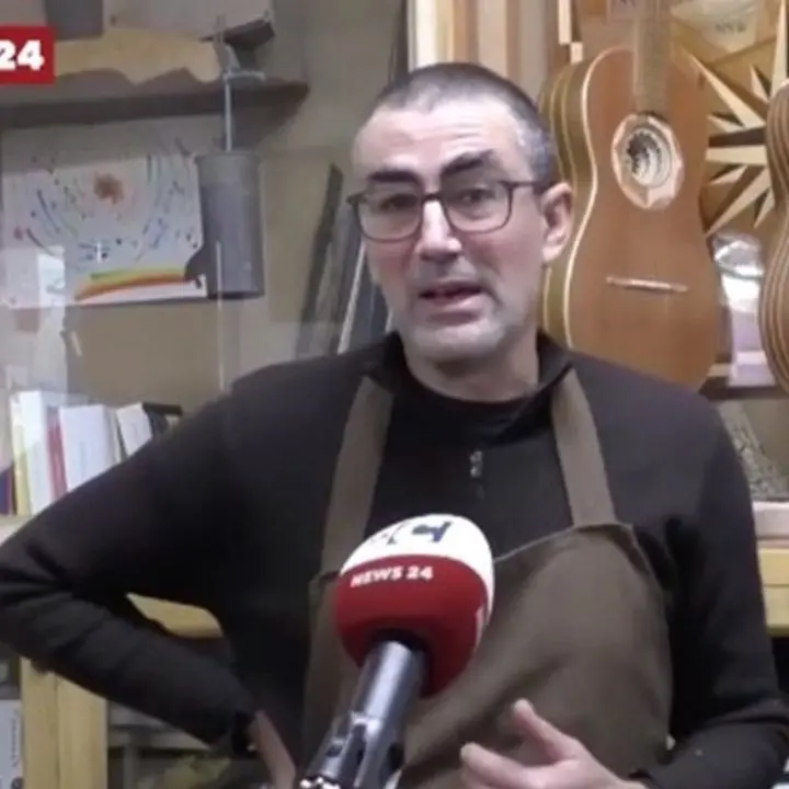 Scilla, maestro liutaio che costruisce strumenti indistruttibili: «Il segreto è la fibra di carbonio»