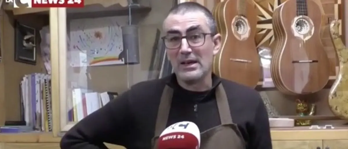Scilla, maestro liutaio che costruisce strumenti indistruttibili: «Il segreto è la fibra di carbonio»