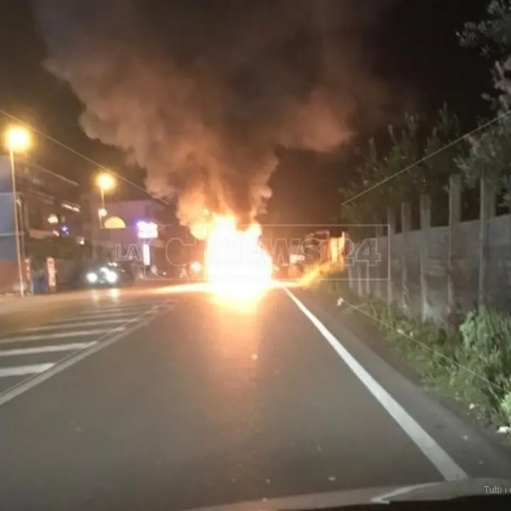 Incendio nel Vibonese, auto in fiamme sulla statale 18: accertamenti in corso sulle cause del rogo