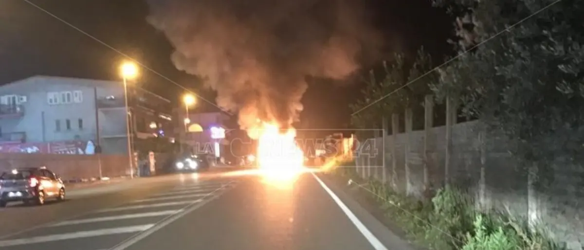 Incendio nel Vibonese, auto in fiamme sulla statale 18: accertamenti in corso sulle cause del rogo