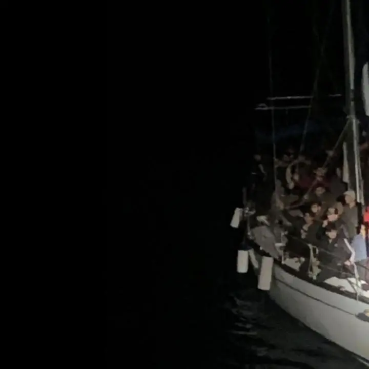 Migranti, veliero con 100 persone tra cui 25 bambini intercettato al largo di Isola di Capo Rizzuto