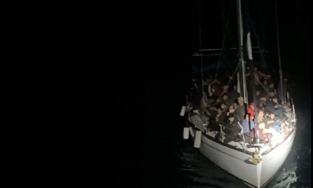 Migranti, veliero con 100 persone tra cui 25 bambini intercettato al largo di Isola di Capo Rizzuto