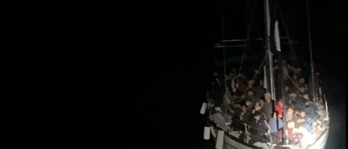 Migranti, veliero con 100 persone tra cui 25 bambini intercettato al largo di Isola di Capo Rizzuto