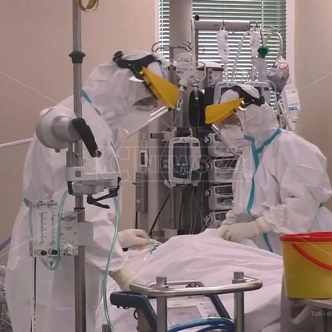Due pazienti di 35 e 37 anni in gravi condizioni al policlinico di Catanzaro: non sono vaccinati