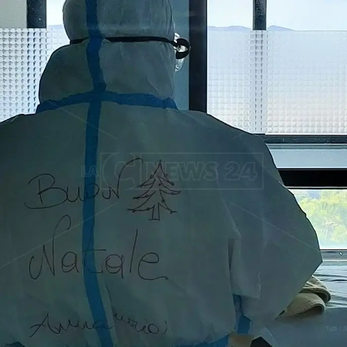Natale in ospedale, nella trincea del Covid i sanitari lottano con chi rifiuta le cure e per chi sceglie la vita