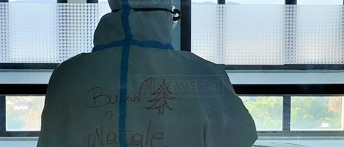 Natale in ospedale, nella trincea del Covid i sanitari lottano con chi rifiuta le cure e per chi sceglie la vita