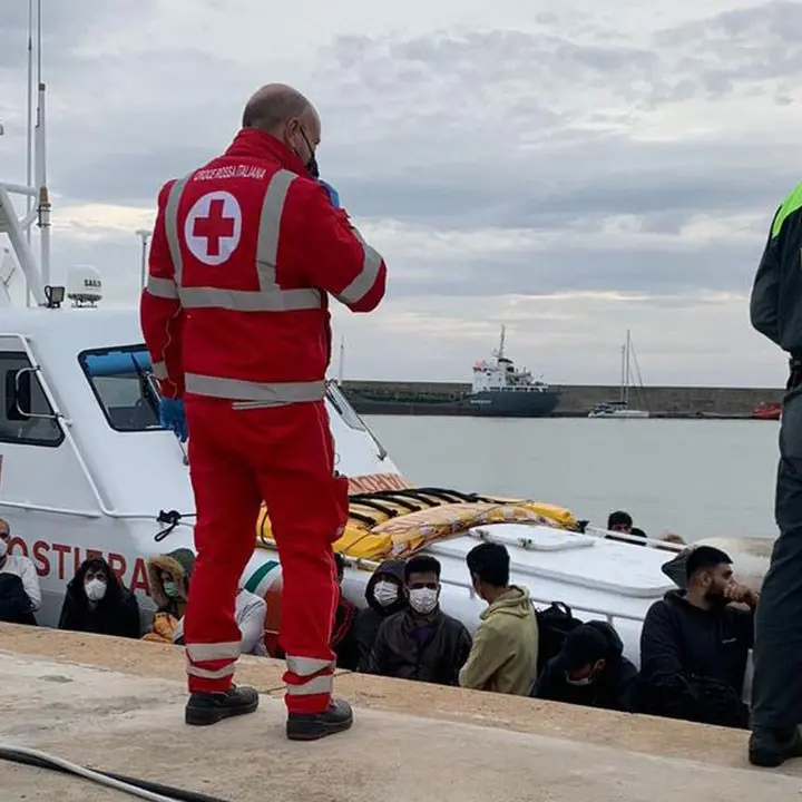 Emergenza sbarchi in Calabria, quasi 800 migranti arrivati a Crotone tra Natale e Santo Stefano
