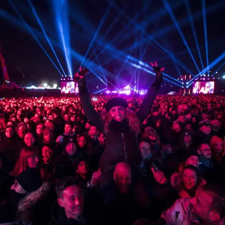 Covid, Omicron spegne il Capodanno: cancellati concerti e feste in piazza