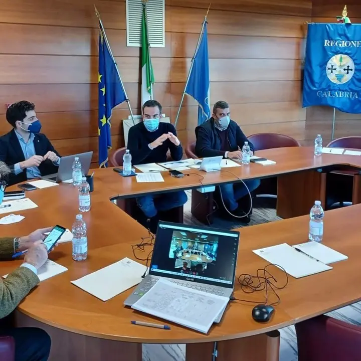 Occhiuto presiede l’unità di crisi: «Contagi allarmanti, pronti ad allestire gli ospedali Covid»