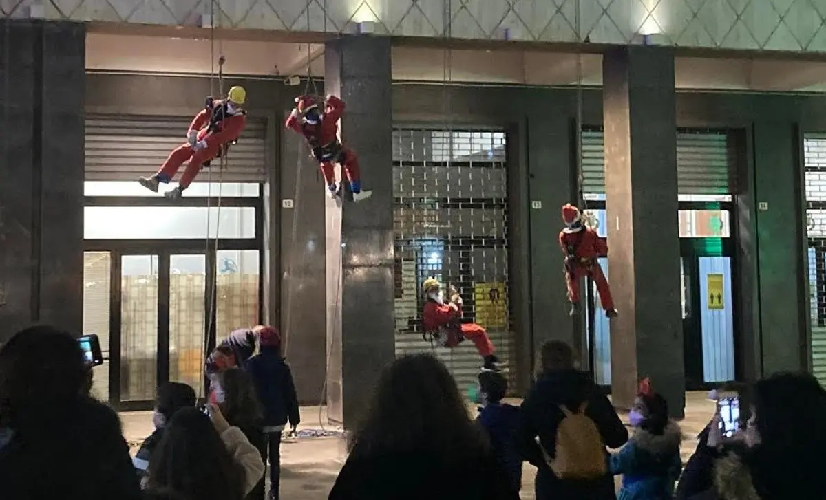 La carica dei Babbo Natale acrobati entusiasma i bimbi di Cosenza