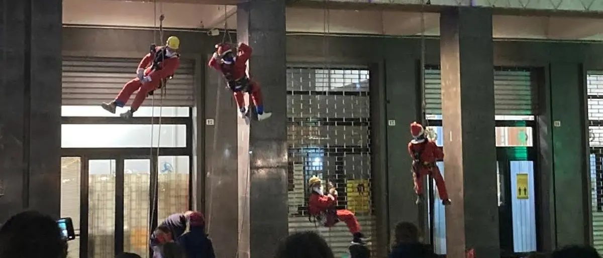 La carica dei Babbo Natale acrobati entusiasma i bimbi di Cosenza