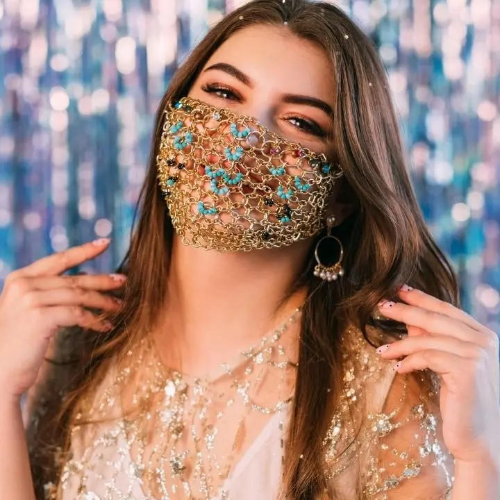 Tamponi e paillettes, le trombe dell’Apocalisse suonano a festa