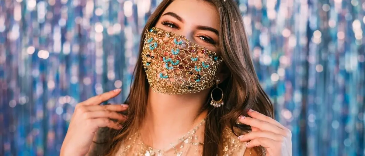 Tamponi e paillettes, le trombe dell’Apocalisse suonano a festa