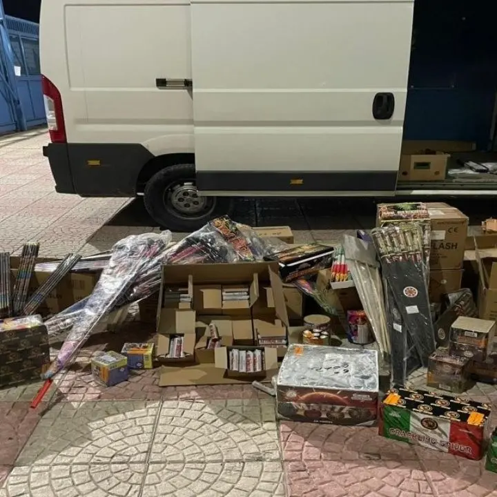 Crotone, sequestrati 2 quintali di botti illegali: denunciati due minorenni