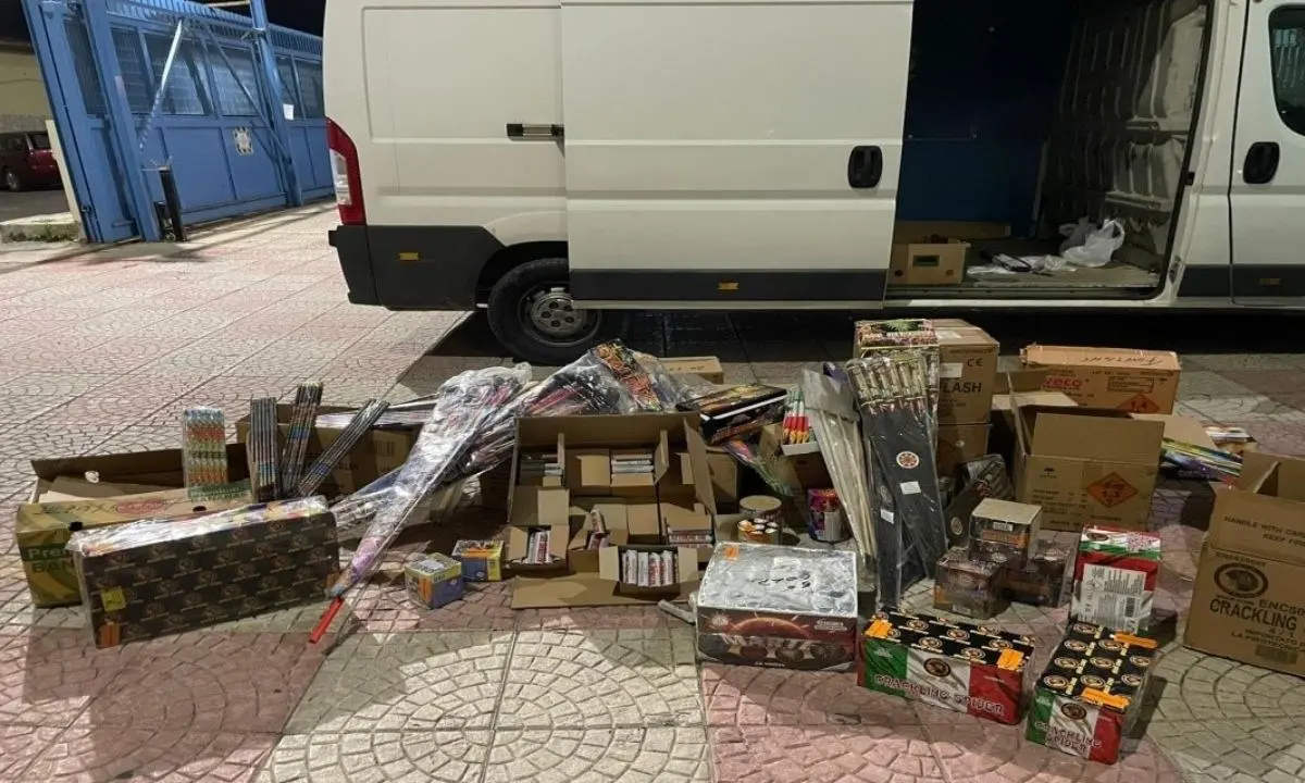 Crotone, sequestrati 2 quintali di botti illegali: denunciati due minorenni