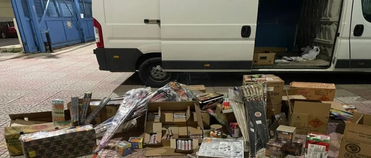 Crotone, sequestrati 2 quintali di botti illegali: denunciati due minorenni