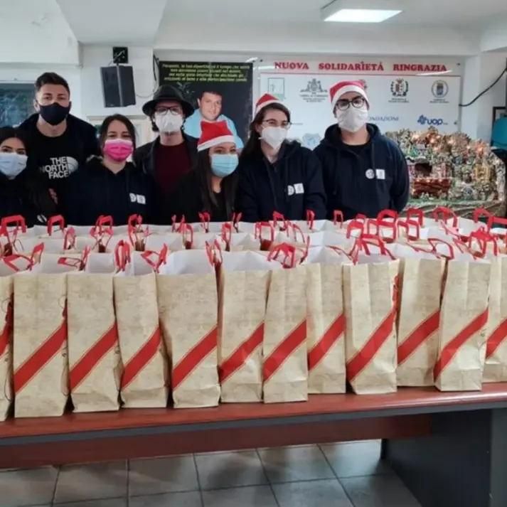Il Covid non ferma la solidarietà a Reggio: pranzo natalizio d’asporto per le persone in difficoltà